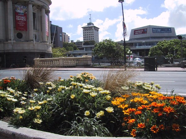 ���̉摜�͎����I�ɐ؂�ւ��܂�...