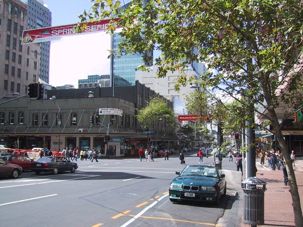 ���̉摜�͎����I�ɐ؂�ւ��܂�...