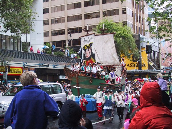 ���̉摜�͎����I�ɐ؂�ւ��܂�...